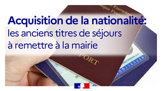 photo d'une main qui rend documents style passeport et carte d'identitée