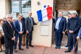 Inauguration de la maison France-Services à Neufchâtel-en-Bray. Découverte par la préfet de la plaque mural France Service